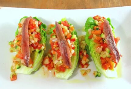 Cogollos con vinagreta y anchoa