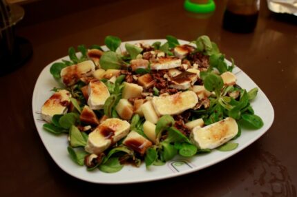 Ensalada de canónigos con queso de cabra y manzana
