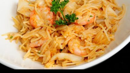 Fideua de gambas y sepia