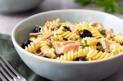 Ensalada de fusilli con atún, alcaparras y hierbabuena 🐟🌾🥚