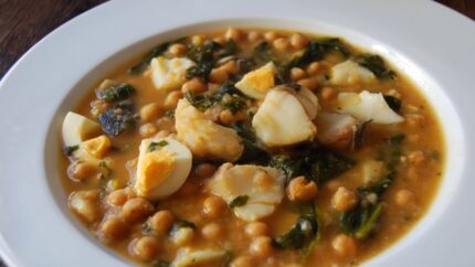 Garbanzos con bacalao y espinacas