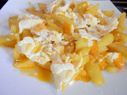 Huevos rotos con patatas fritas