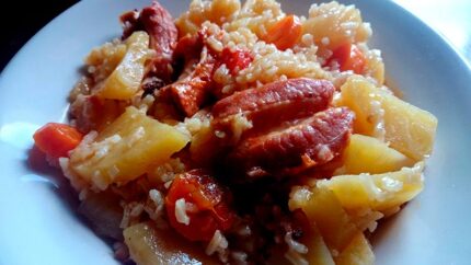Patatas con costilla adobada y arroz