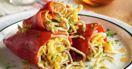 Pimientos del piquello rellenos con gulas