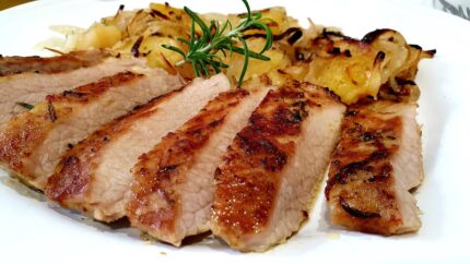 Secreto de cerdo al horno con patatas al romero