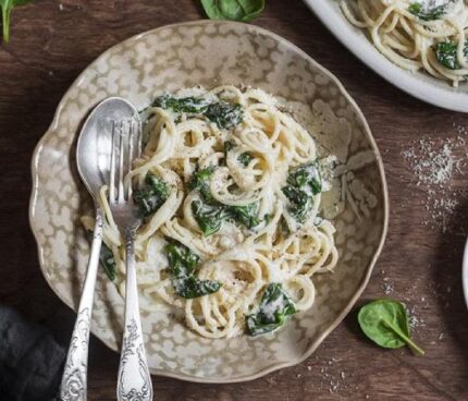 Spaghetti con espinacas y nata 🥛🌾🥚