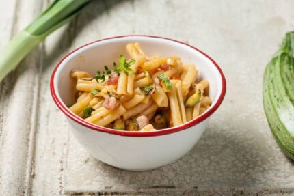 Macarrones con calabacín y bacon