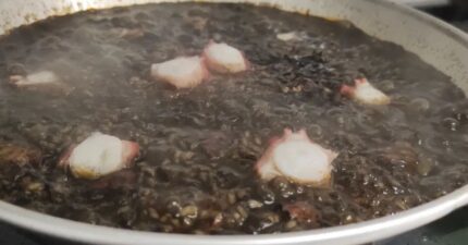 Arroz negro con pulpo